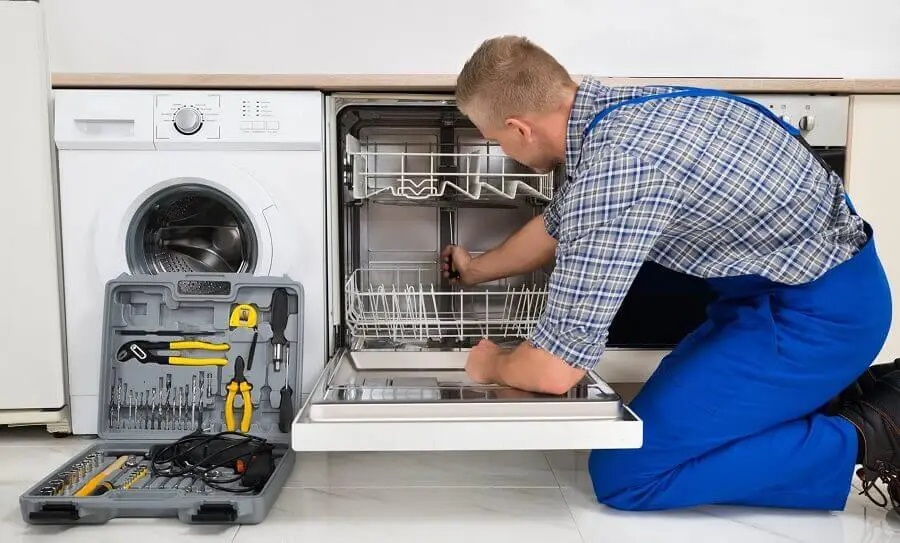 Pendik Beko servisi teknisyen ekibi beyaz eşya tamiri yaparken
